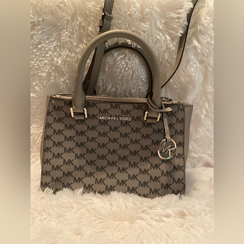 Original micheal kors purse 👜 with handles and can be used as a crossbody